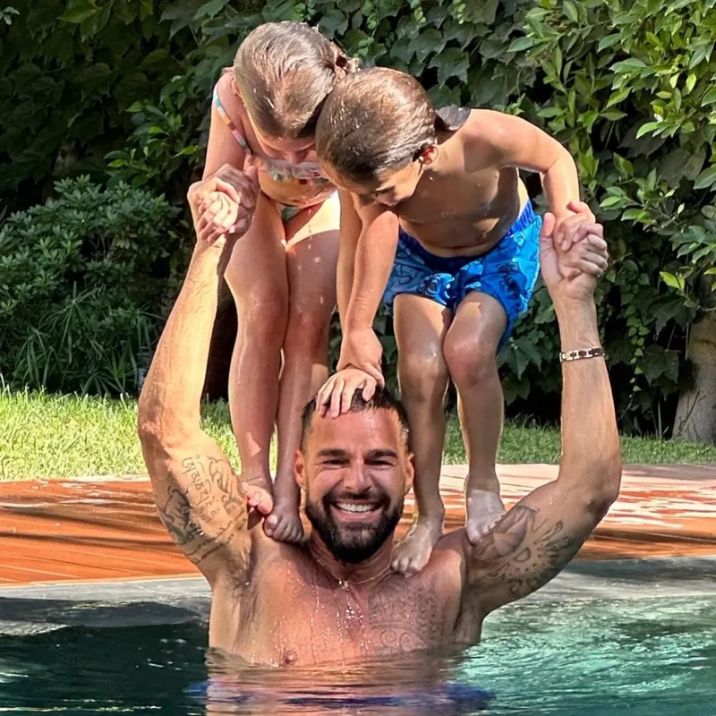 Ricky Martin jugando con sus hijos en la piscina