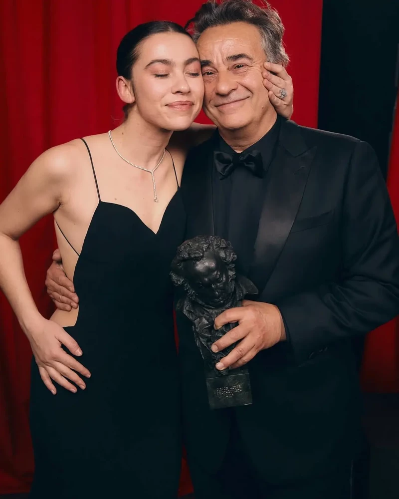 Eduard Fernández con su premio Goya y su hija