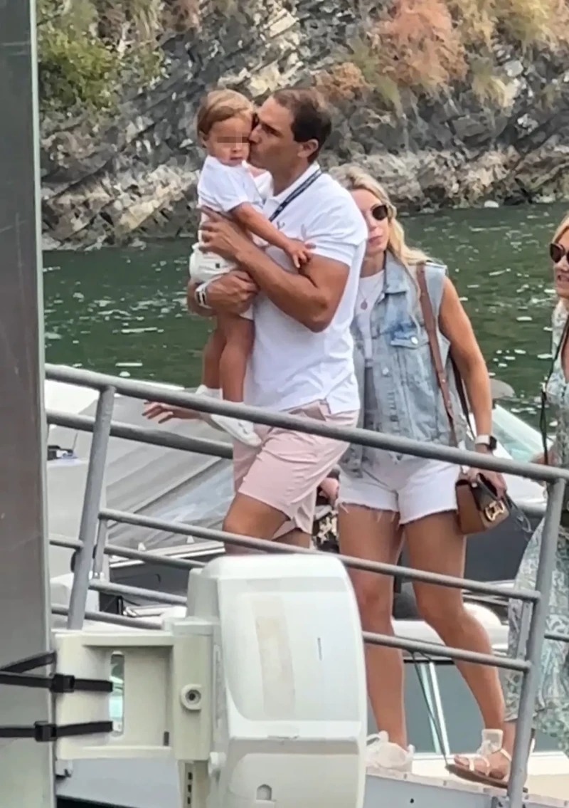 Rafa Nadal subiendo a un barco con su hijo en brazos.