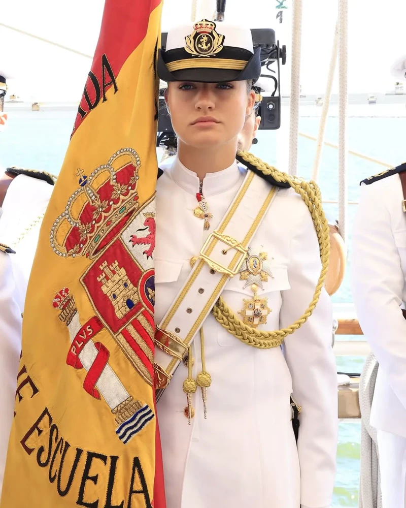 La princesa Leonor a bordo del buque escuela Juan Sebastián Elcano, portando una bandera de España