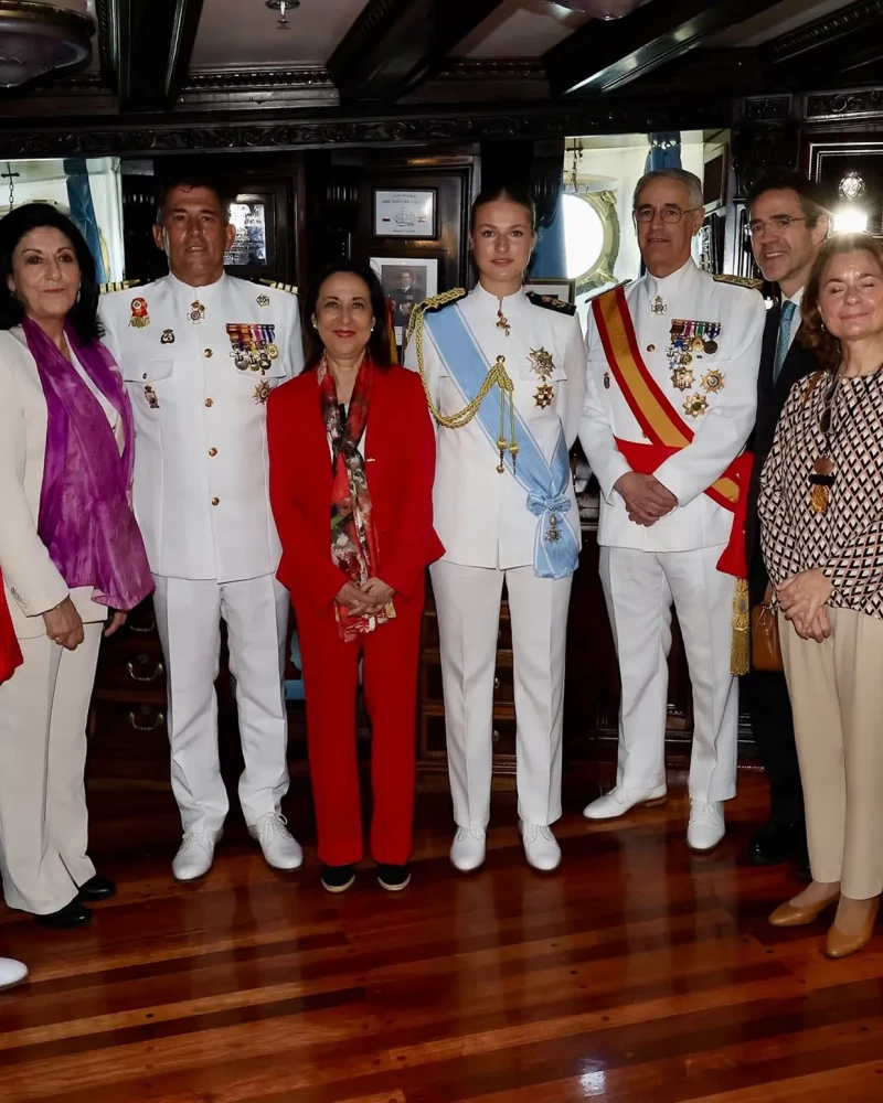 La princesa Leonor a bordo del buque escuela Juan Sebastián Elcano, portando una bandera de España