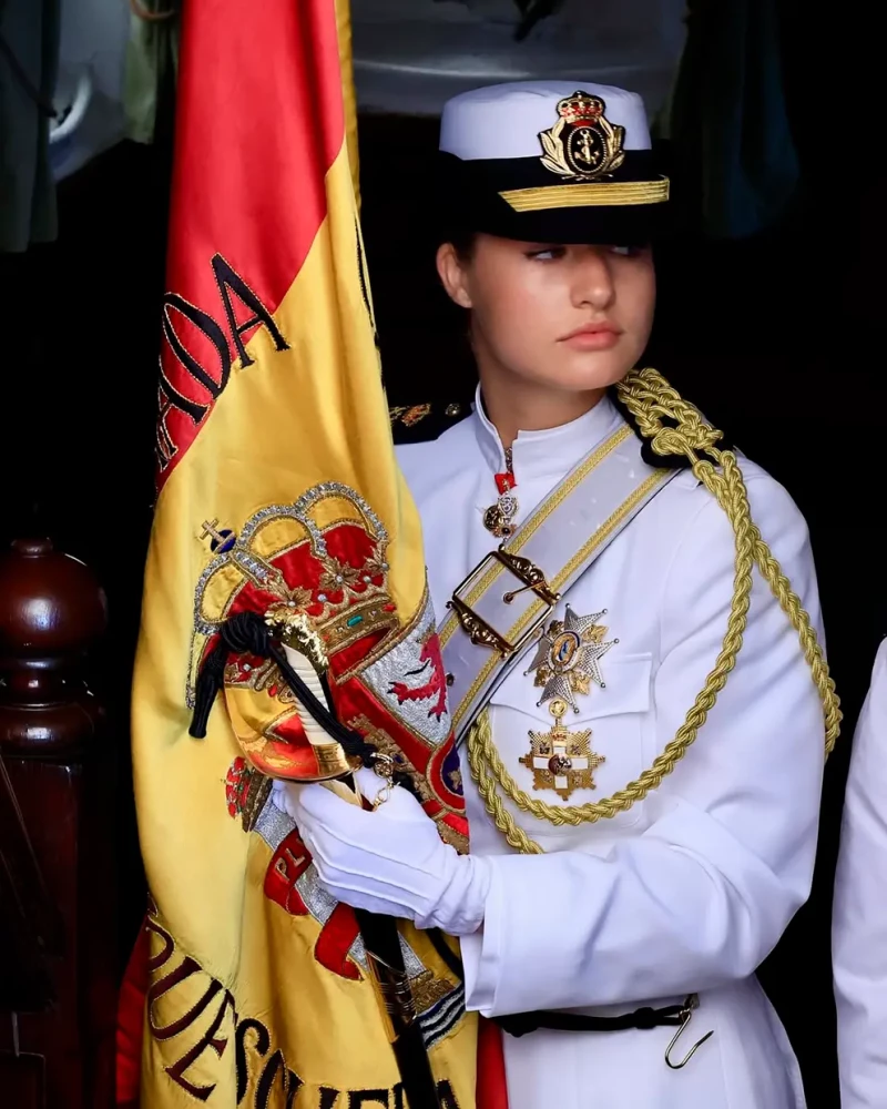 La princesa Leonor en uniforme de la armada, portando una bandera de España