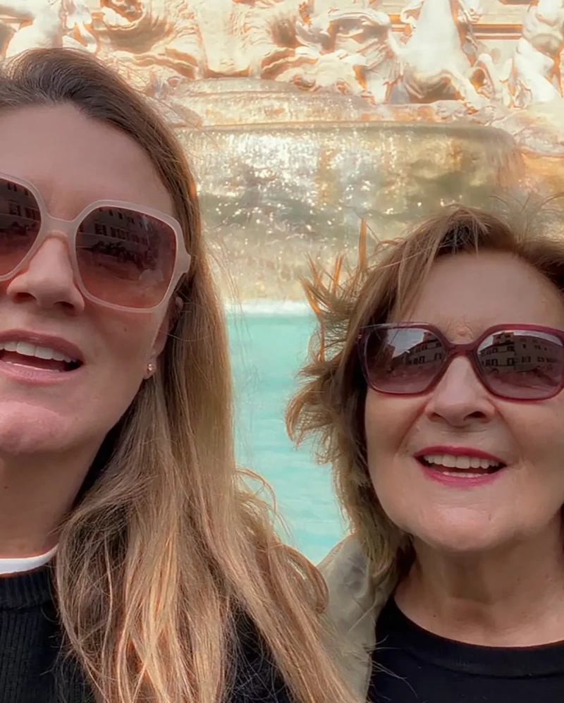 Carlota Corredera con su madre en la Fontana di Trevi en Roma