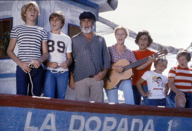 Parte del elenco de 'Verano azul' en el famoso barco de Chanquete.