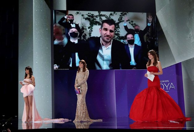 Hiba Abouk, Maggie Civantos y Marta Etura presentando un galardón.