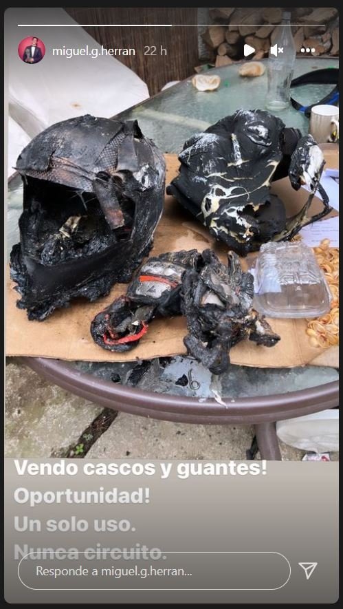 Así han quedado los cascos y los guantes de moto de Miguel Herrán.