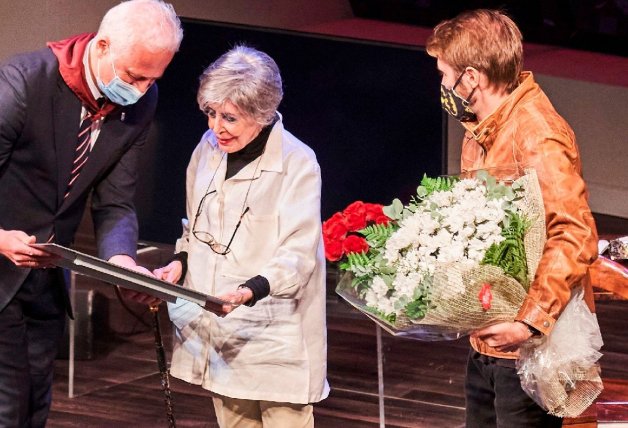 Concha fue obsequiada con un cuadro y, además, su hijo le llevó al escenario un ramo de flores.