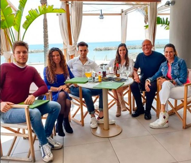 UNA FAMILIA BIEN AVENIDA. Alfonso Arús celebrando su cumpleaños con su mujer, Angie Cárdenas, a la derecha, y con sus cuatro hijos, Artur, Ingrid, Hans y Tatiana.