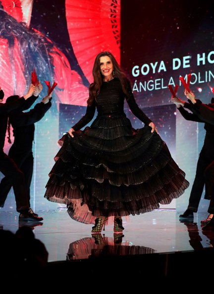 Ángela Molina a punto de recibir su Goya de Honor con un precioso diseño de estilo flamenco de Armani Privé.