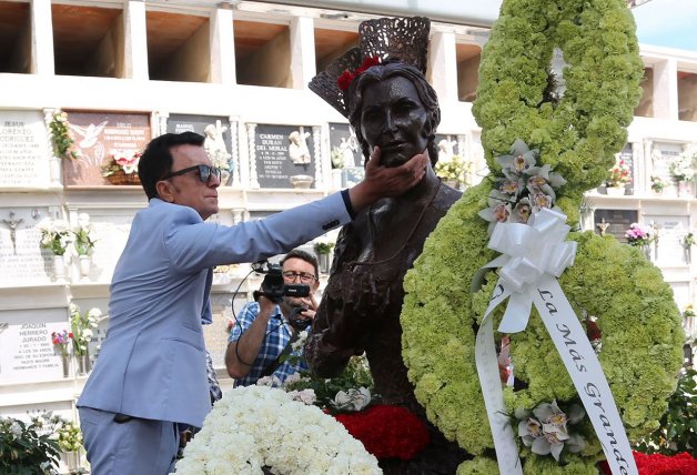 El diestro, junto a la estatua de la Más Grande en Chipiona.