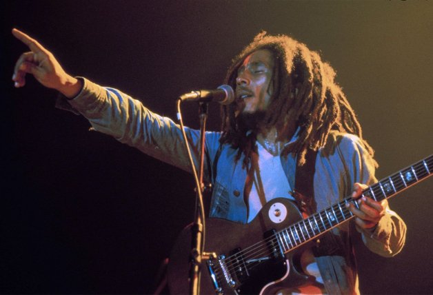 Bob con sus características rastas, en una actuación.