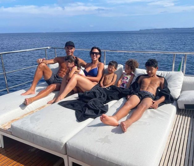 Cristiano y Georgina junto a sus peques.