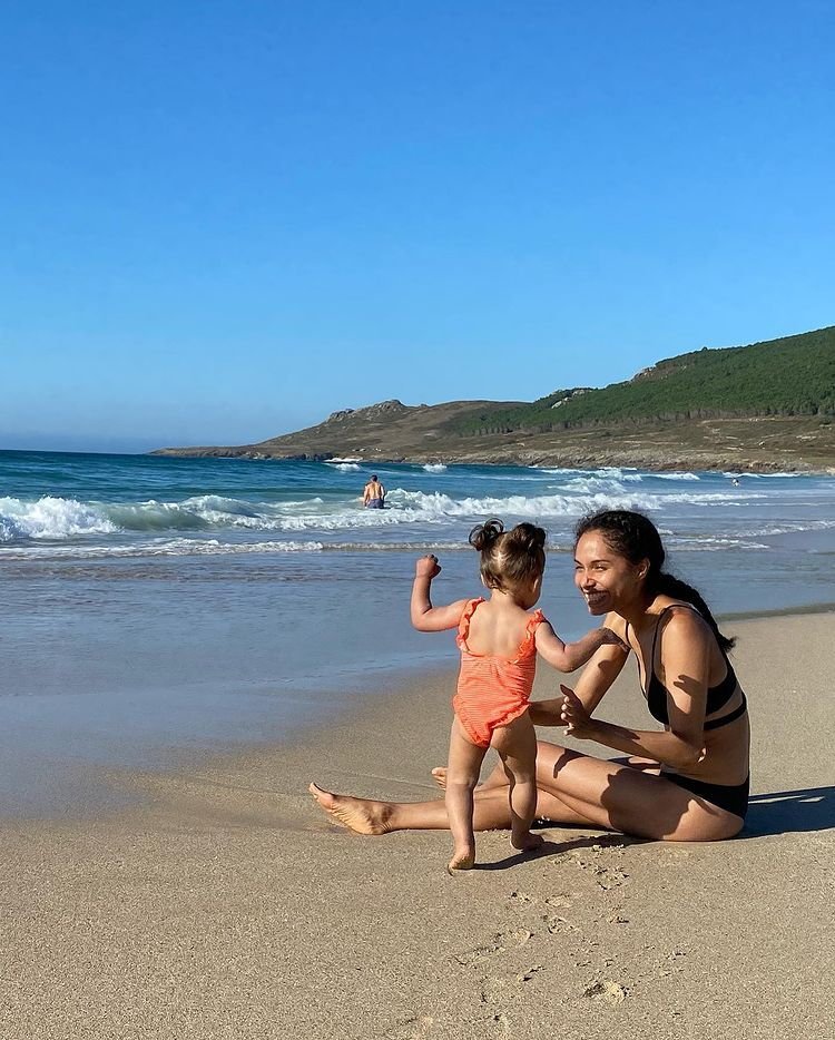 La bailarina Kayoko Everhart, anterior pareja de Martín, con la hija de ambos, Ayo, en la playa.