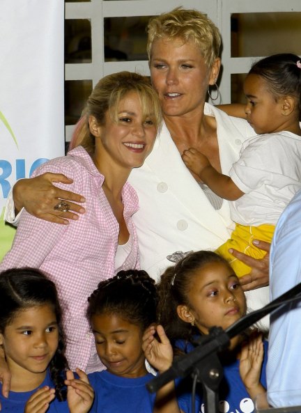 Xuxa y Shakira colaboran juntas para ayudar a los niños más desfavorecidos.