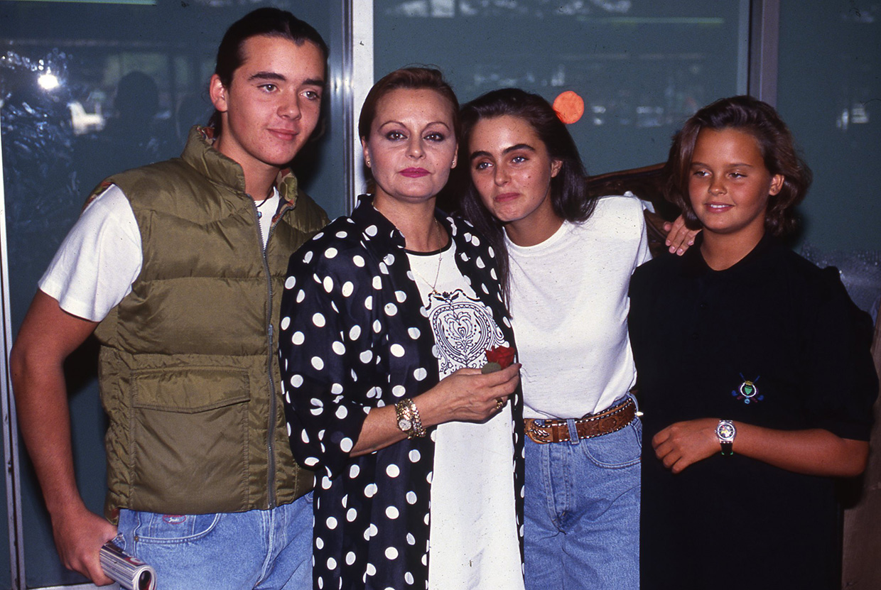 Carmen Morales con su madre Rocío Durcal y sus hermanos