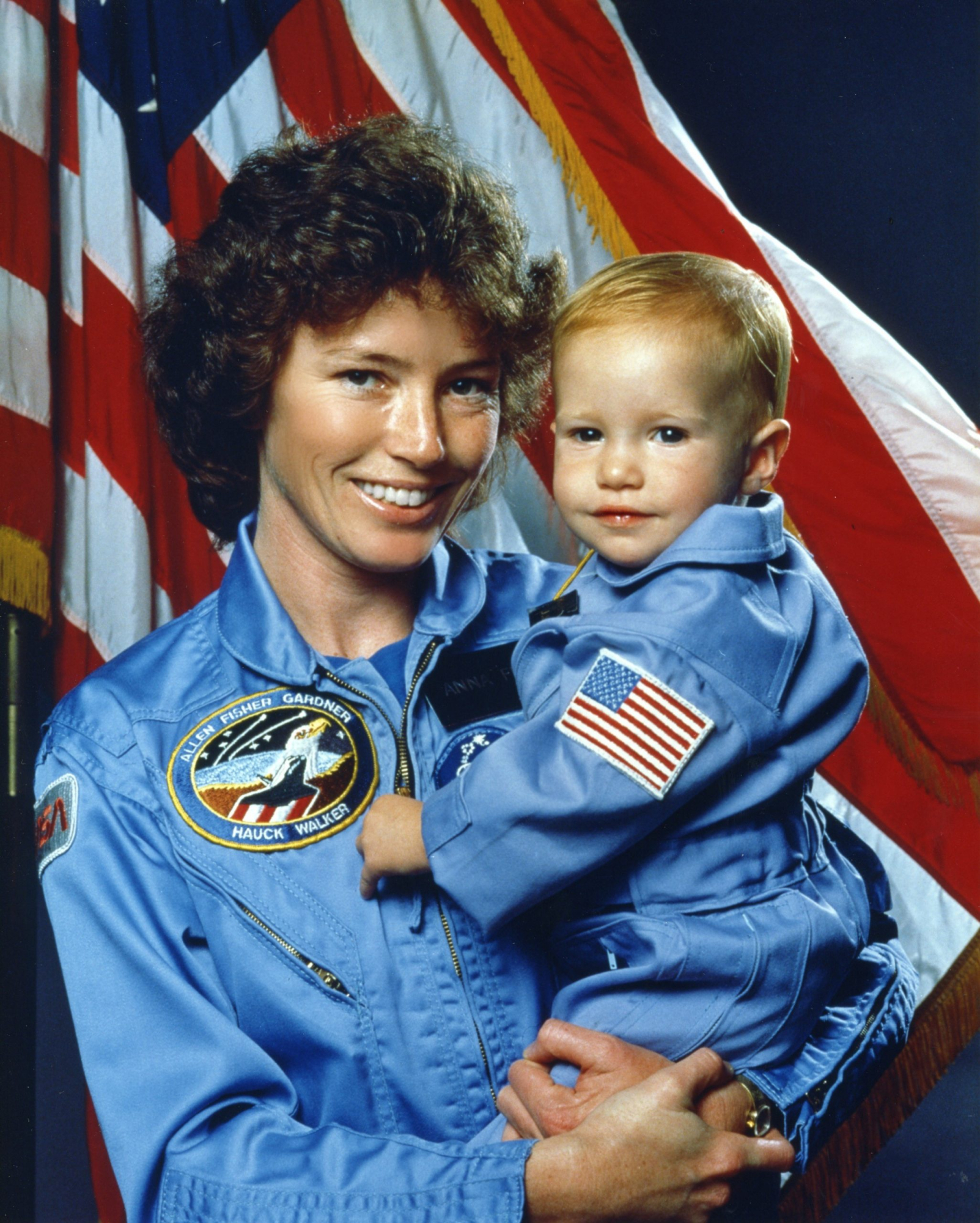 Cuando Anna embarcó en el «Discovery», su hija Kristin tenía 14 meses. Dcha., en el interior de la nave espacial.