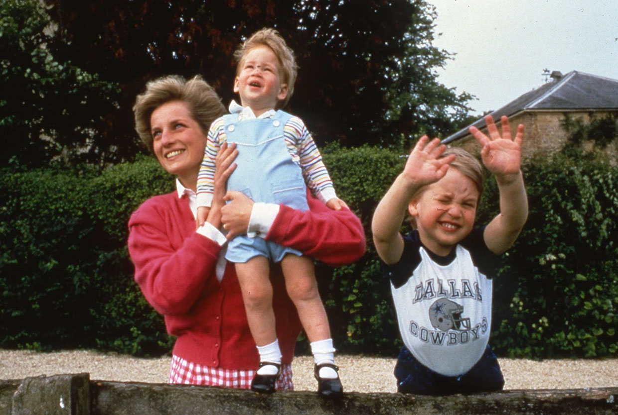 Lady Di jugando con sus hijos Harry y Guillermo.