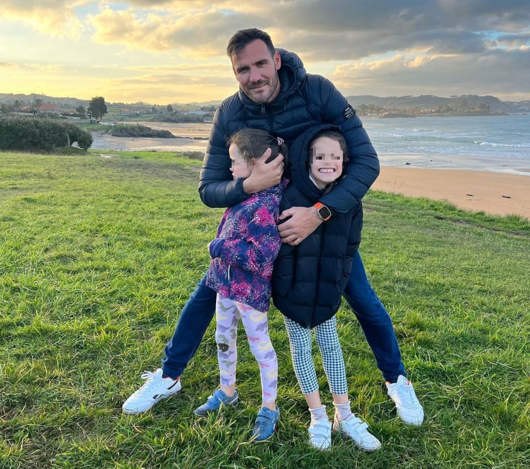 Saúl Craviotto con sus dos hijas mayores.