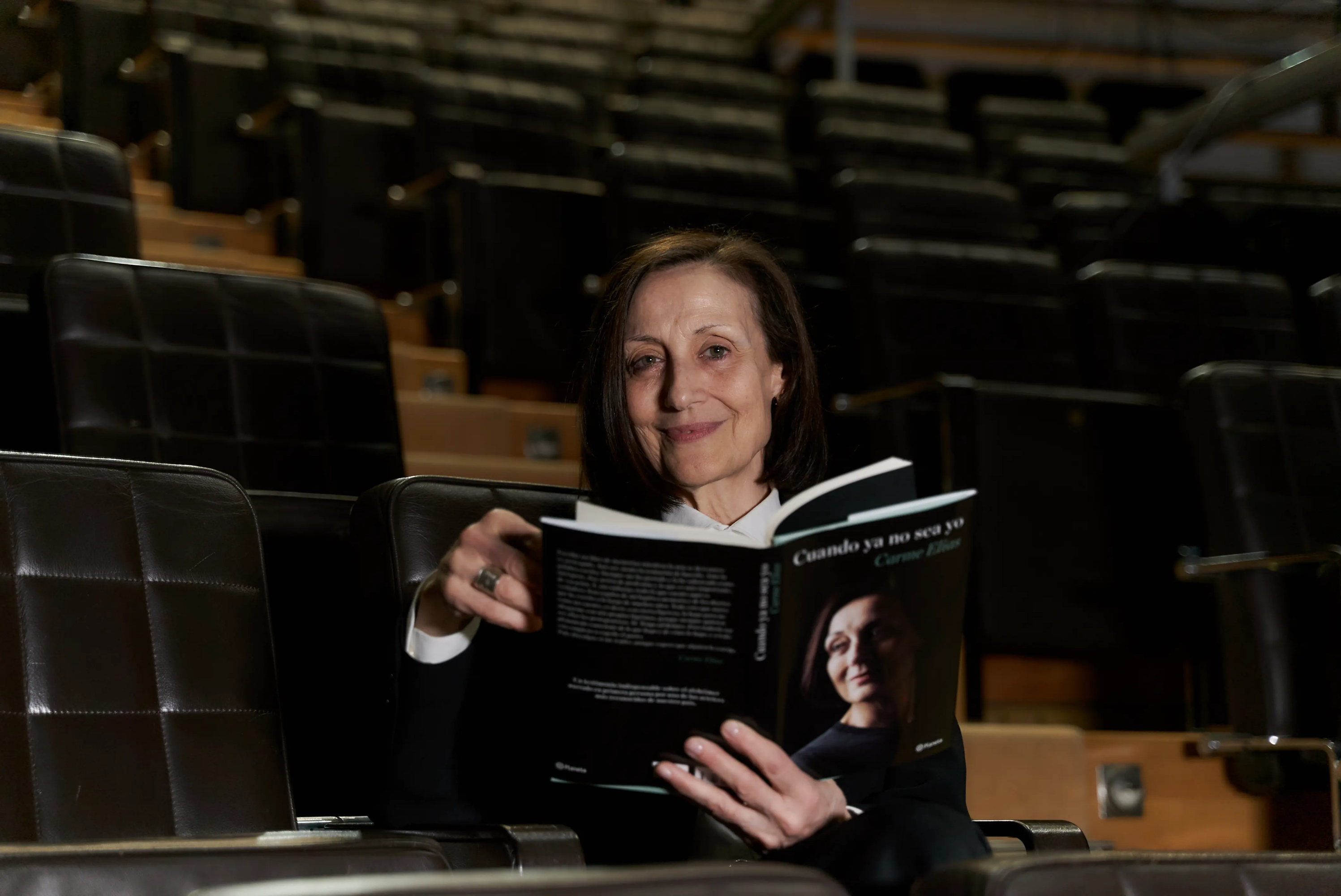 Carme Elías con su libro.