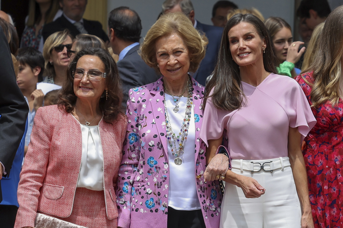 La reina Letizia junto a su madre, Paloma Rocasolano y la reina Sofía (c) a su salida de la Parroquia de la Asunción de Nuestra Señora donde este jueves la infanta Sofía ha recibido la confirmación en una ceremonia con sus compañeros del colegio. EFE/ Ballesteros