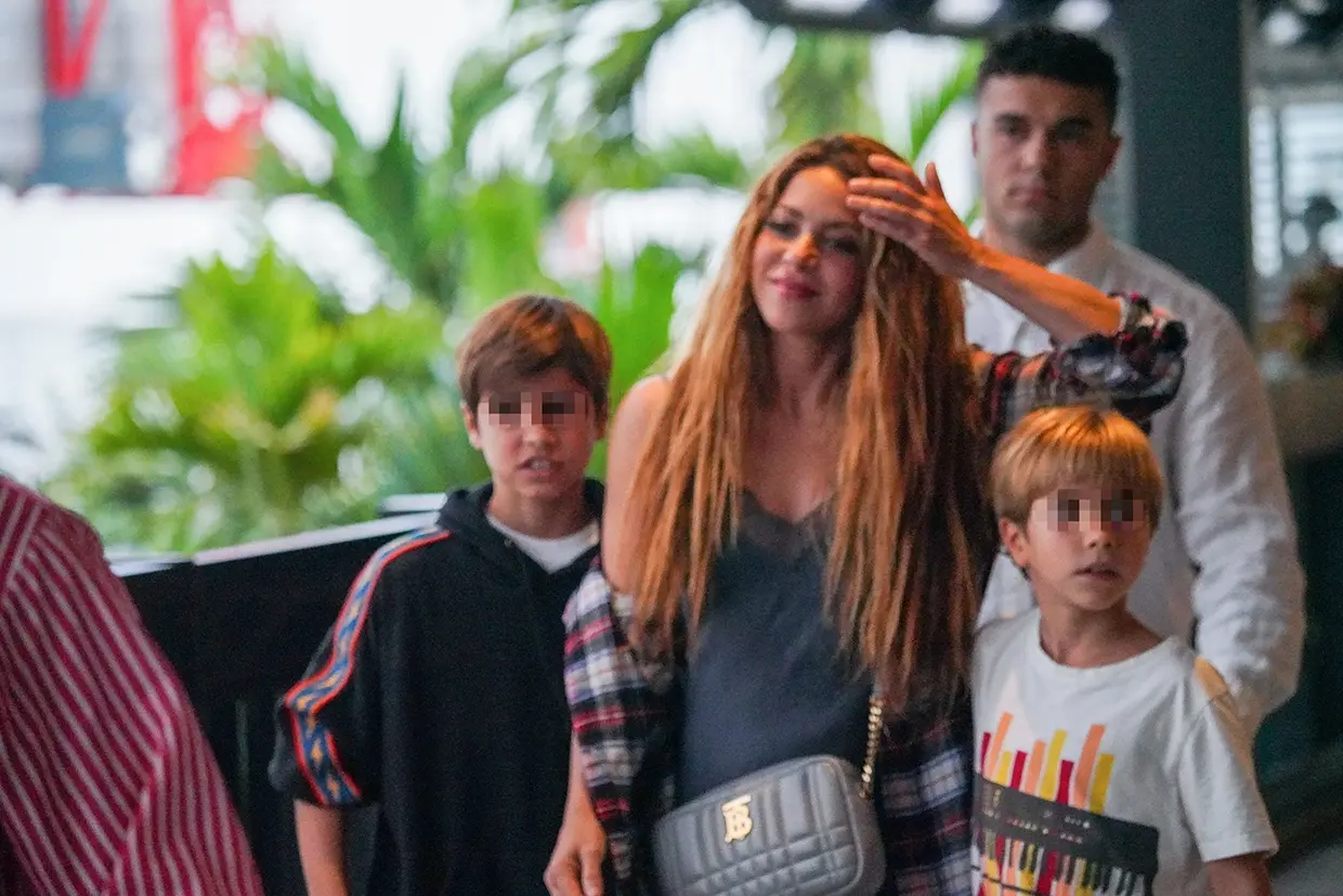 Shakira con sus hijos.