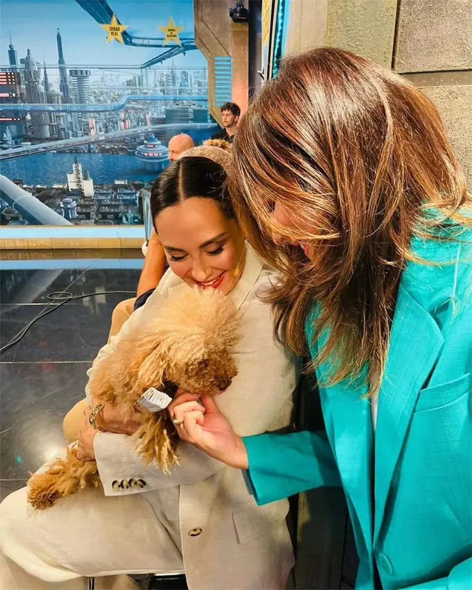 Nuria Roca acariciando a Jacinta, la perrita de Tamara.