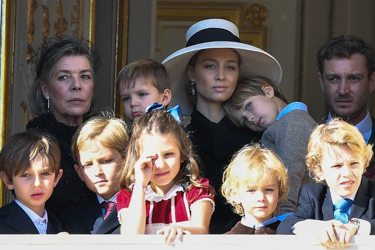 Carolina de Mónaco, junto a sus siete nietos, su hijo Pierre y su nuera, Beatrice Borromeo.