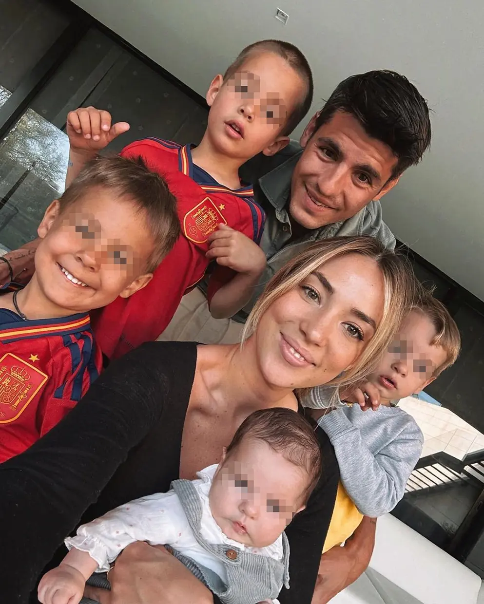 Álvaro Morata posando con su familia.