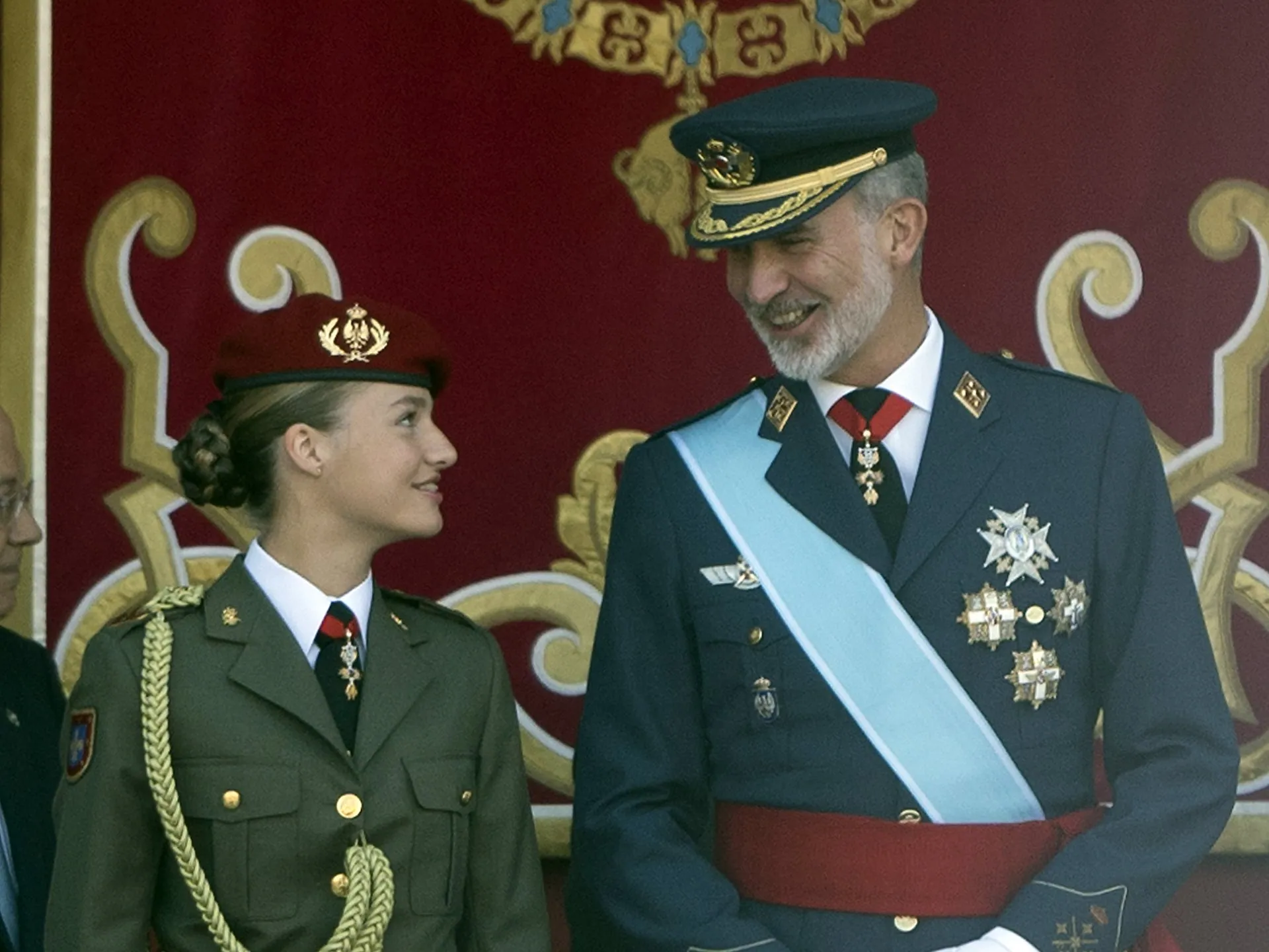 La princesa Leonor y el rey Felipe VI derrochan complicidad en la tribuna (EP)