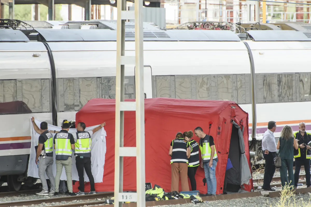 El cuerpo de Álvaro Prieto fue encontrado entre dos vagones de un tren, en la estación de Sevilla.