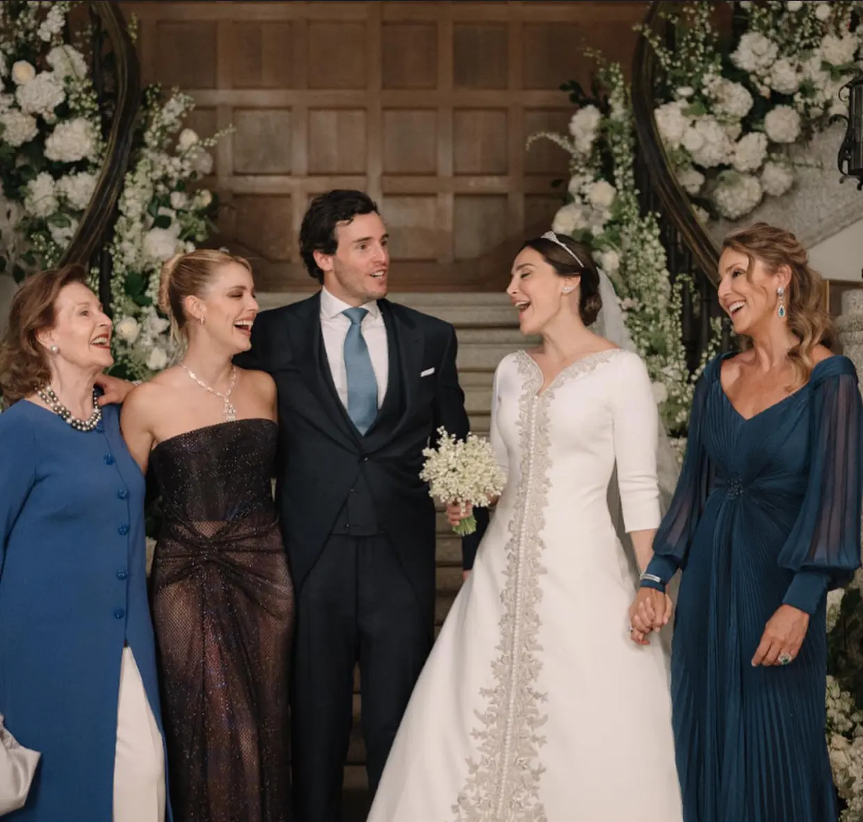 El día de la boda de Íñigo y Tamara, posando también con su madre y su hija Alejandra.