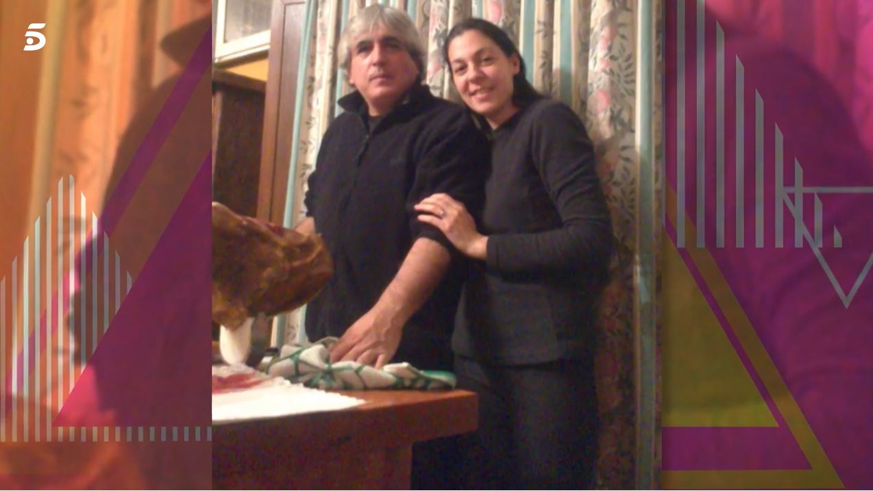 Juan Pantoja y su pareja, Romina, en la cocina de la finca de Isabel Pantoja.