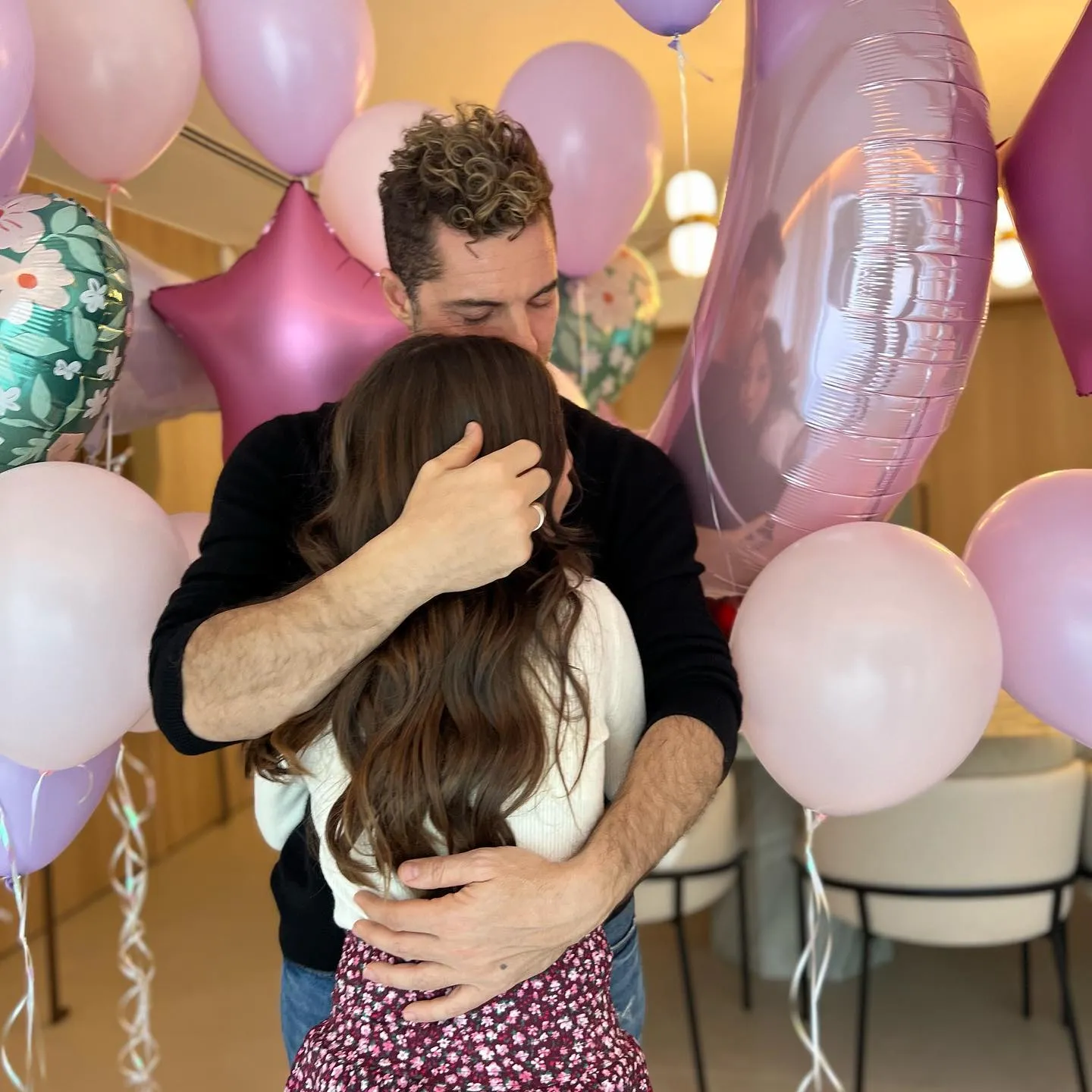 David Bisbal abraza a su hija Ella.