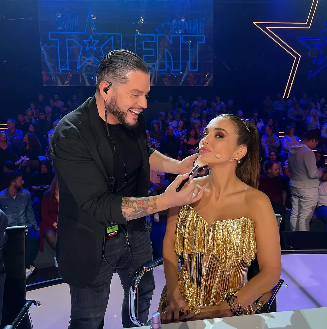 Alberto Dugarte maquillando a Paula Echevarría en Got Talent