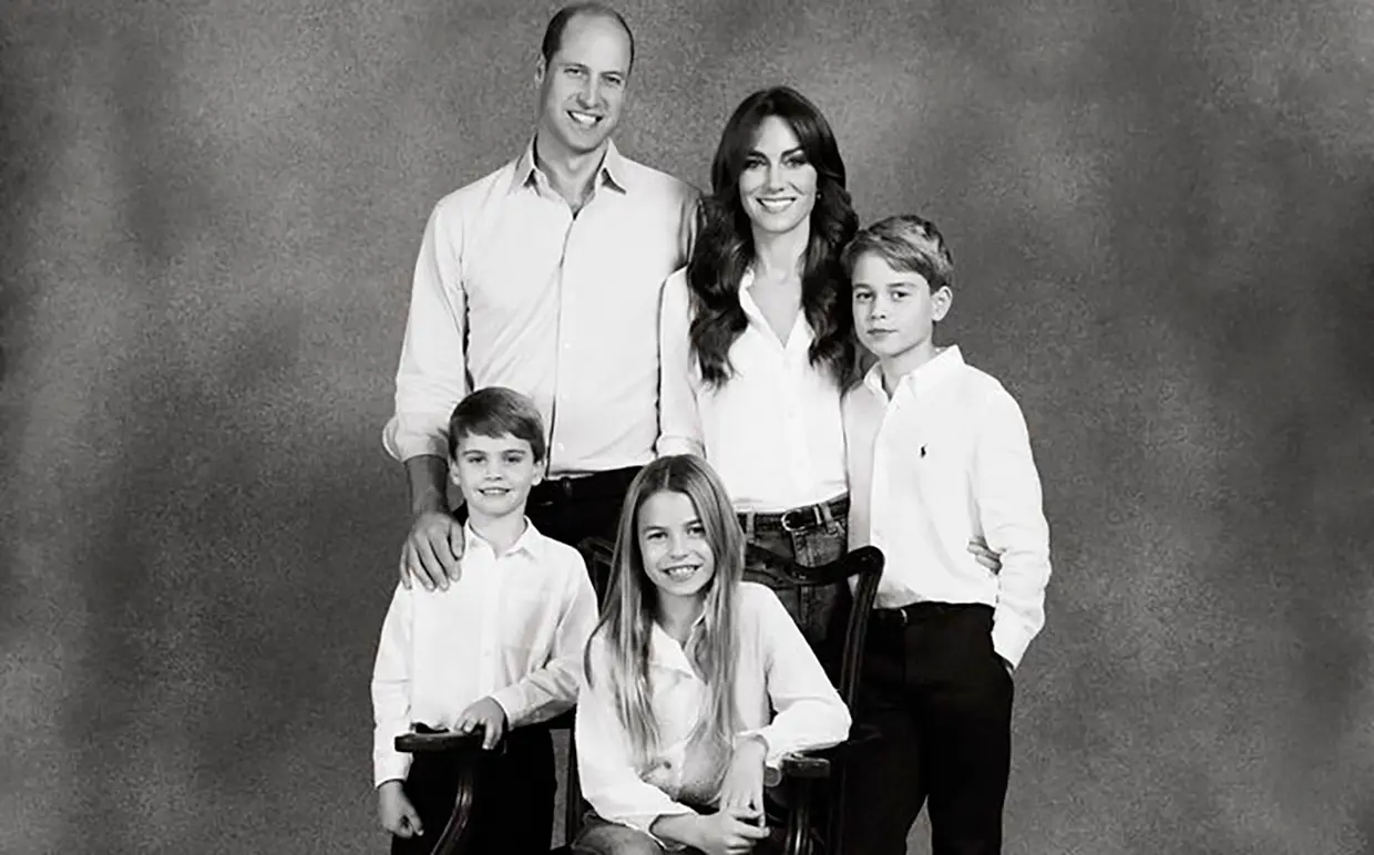 Kate Middleton y el príncipe Guillermo posando con sus hijos.