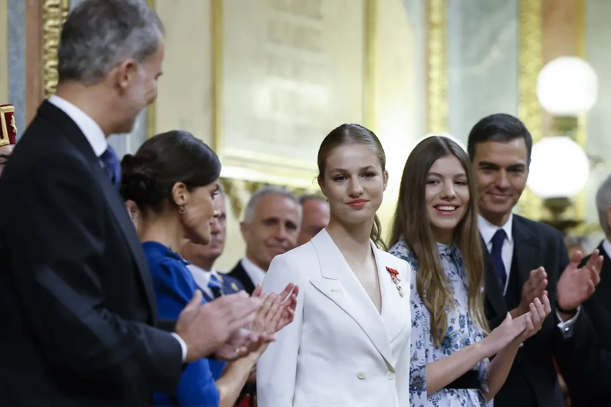 La princesa Leonor, aplaudida por sus padres, su hermana y el presidente Sánchez tras jurar la Constitución