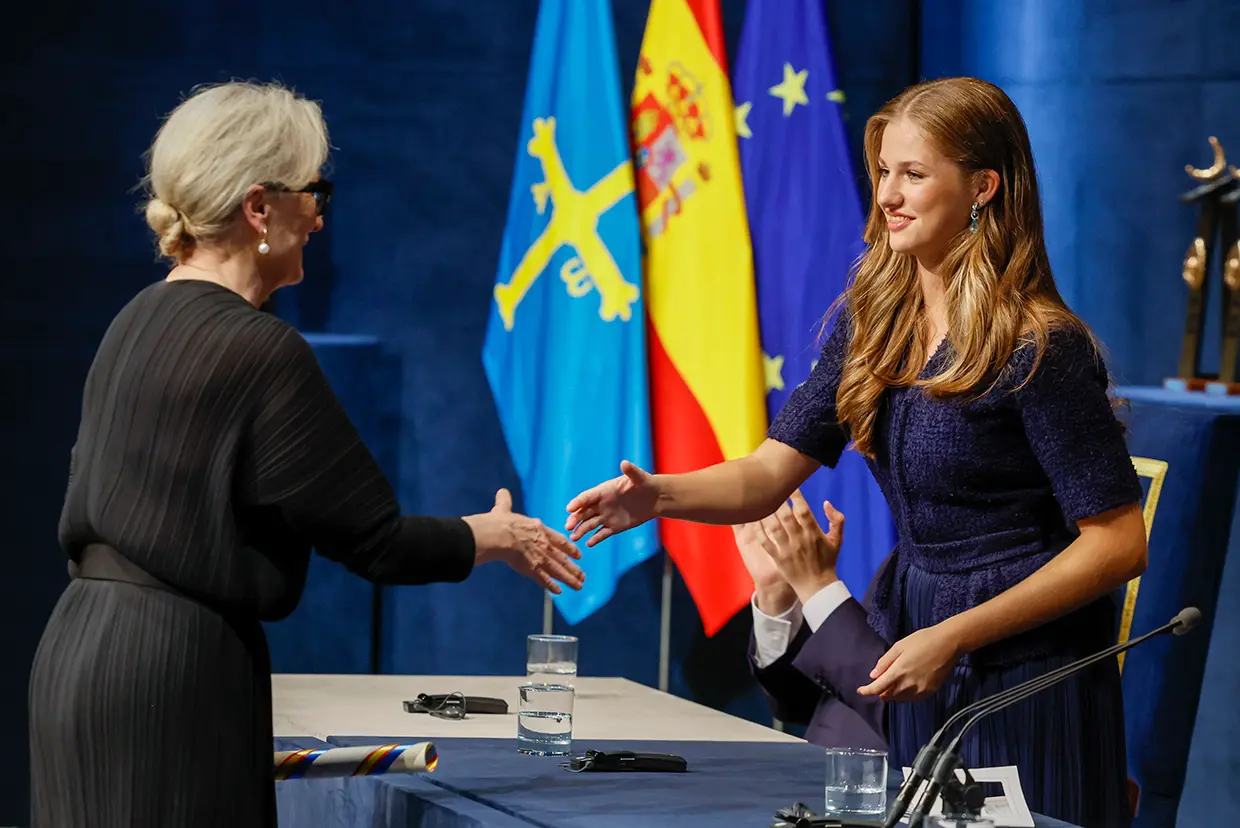 Leonor saludando a Meryl Streep.