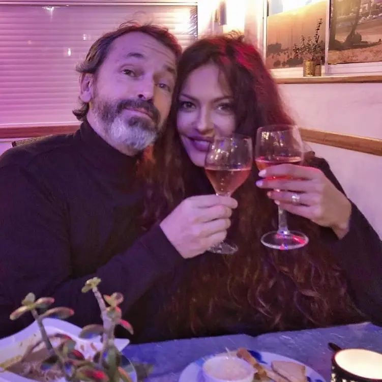 Patricia Pérez con copas de vino junto a su marido Luis Canut