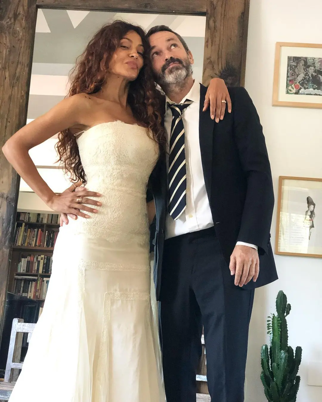 Patricia Pérez y su marido Luis Canut con sus trajes de novios 13 años después (redes)