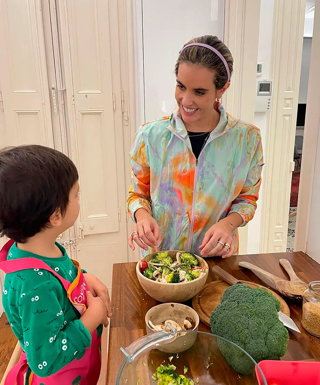 Ona Carbonell cocinando con su hijo.