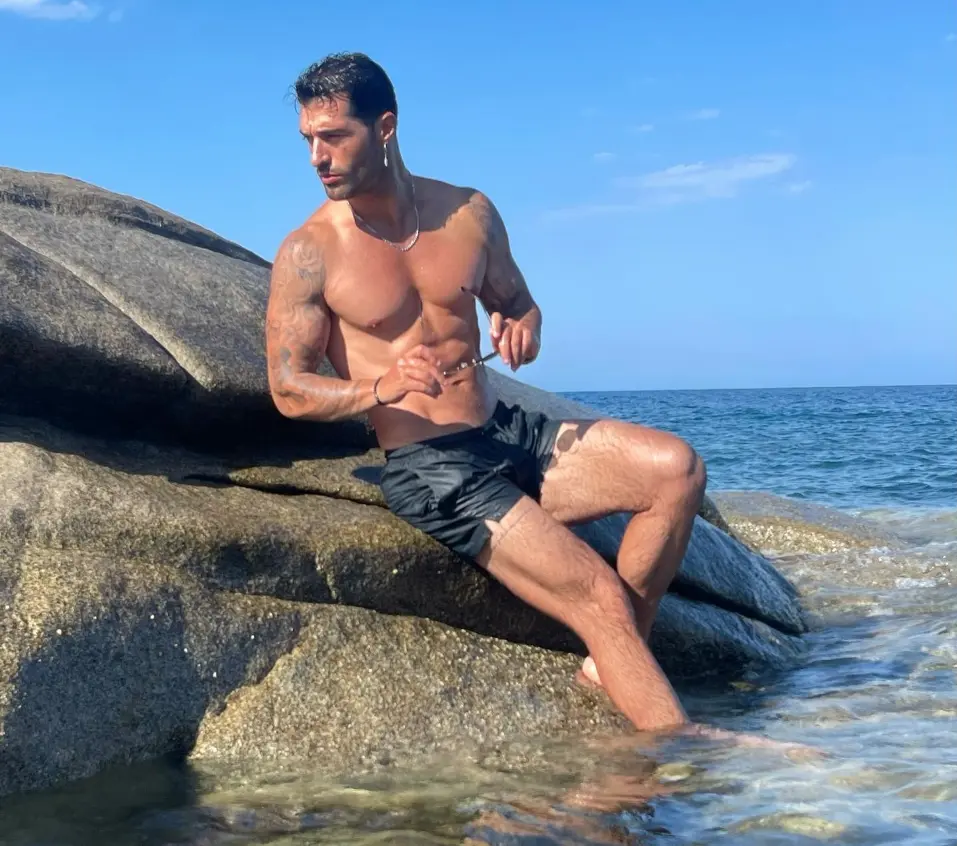 Michael Terlizzi posando en la playa.