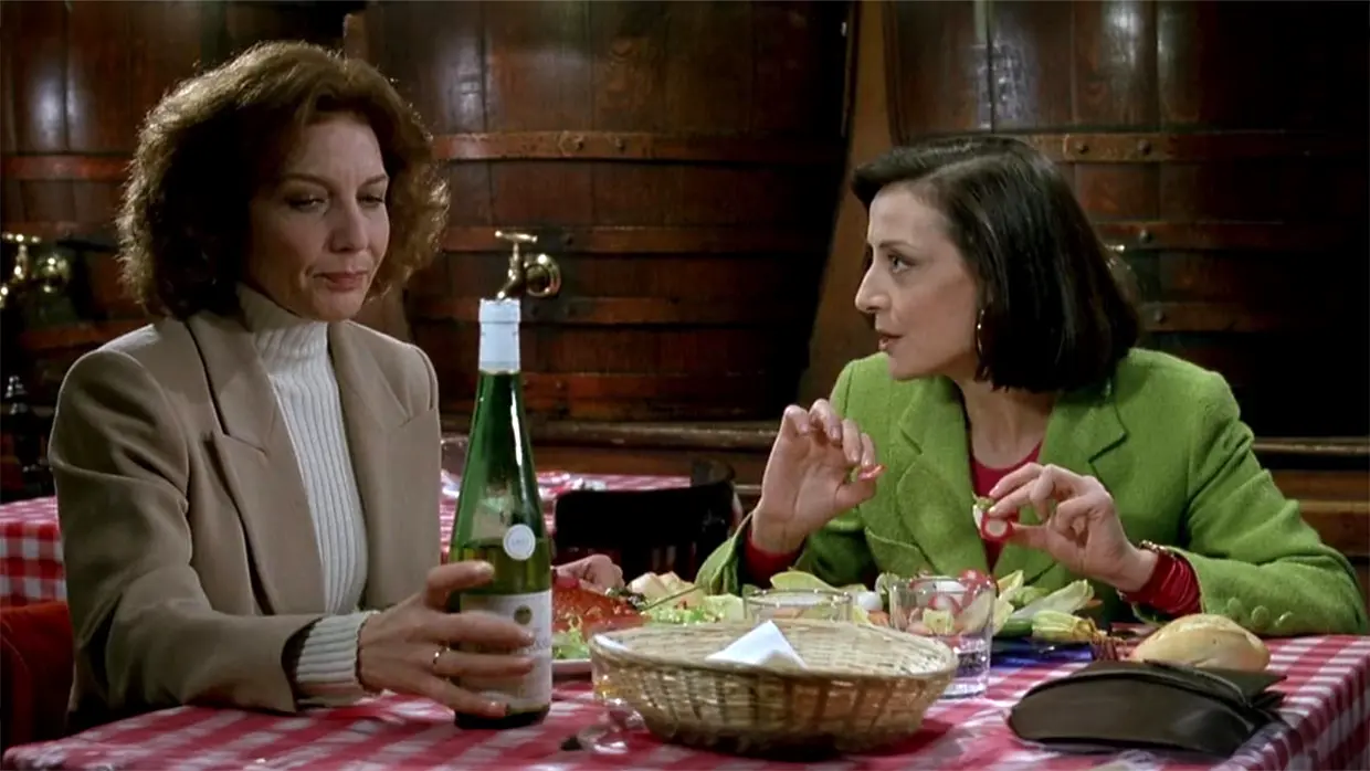 Marisa junto a Carme Elías en la película de Almodóvar 'La flor de mi secreto'.