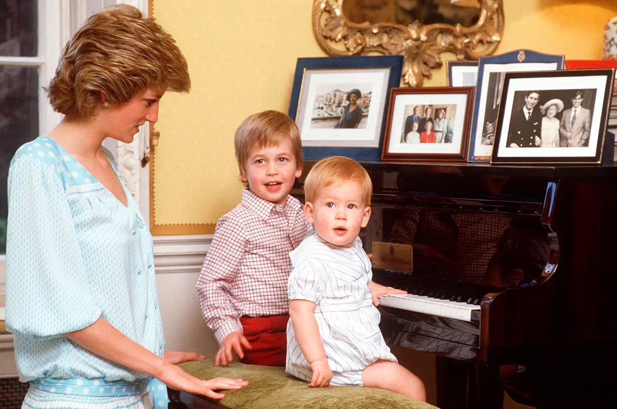 Lady Di con Harry y Guillermo bebes.