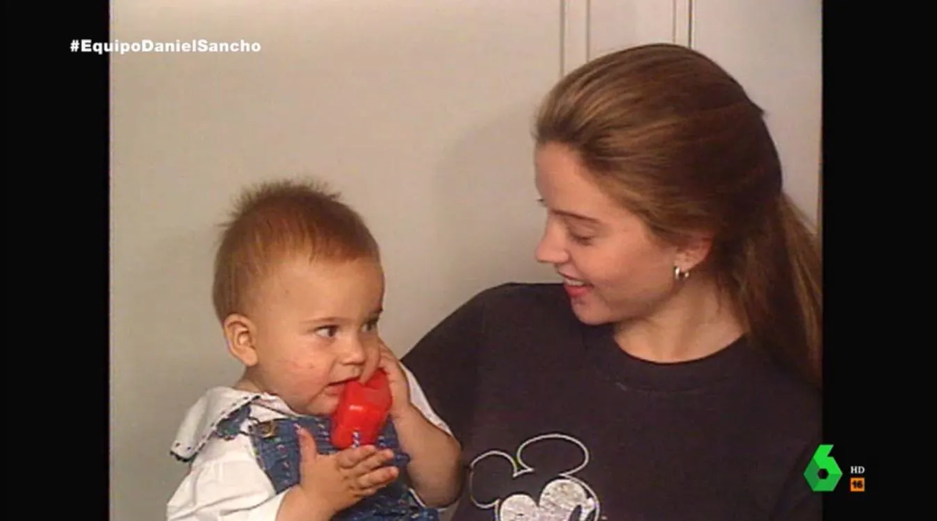 Silvia Bronchalo, de joven, coge en brazos a Daniel Sancho cuando era un bebé.