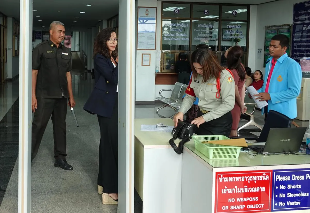 Silvia Bronchalo entrando a una comisaría en Tailandia.