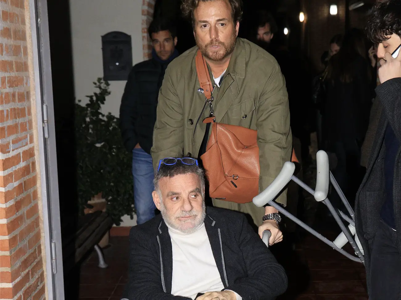 Raúl Prieto y Joaquín Torres saliendo del tanatorio tras el fallecimiento de la madre del arquitecto