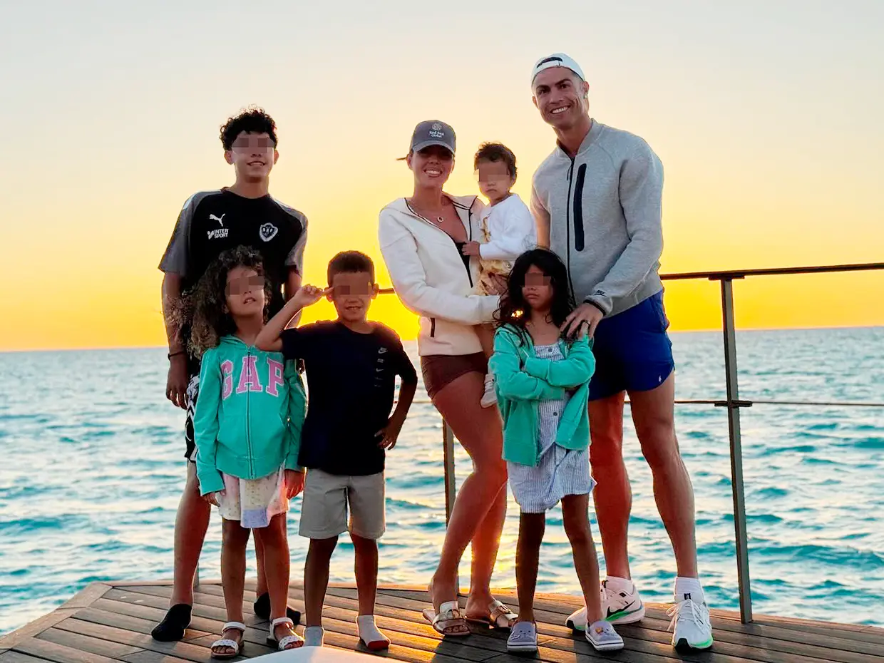 Georgina y Cristiano con sus hijos.