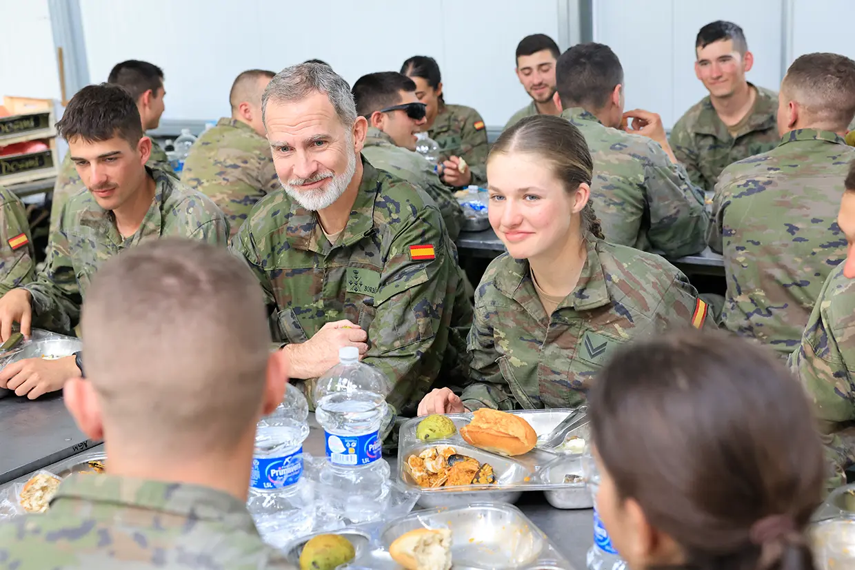 El rey Felipe comiendo con Leonor y con sus compañeros.