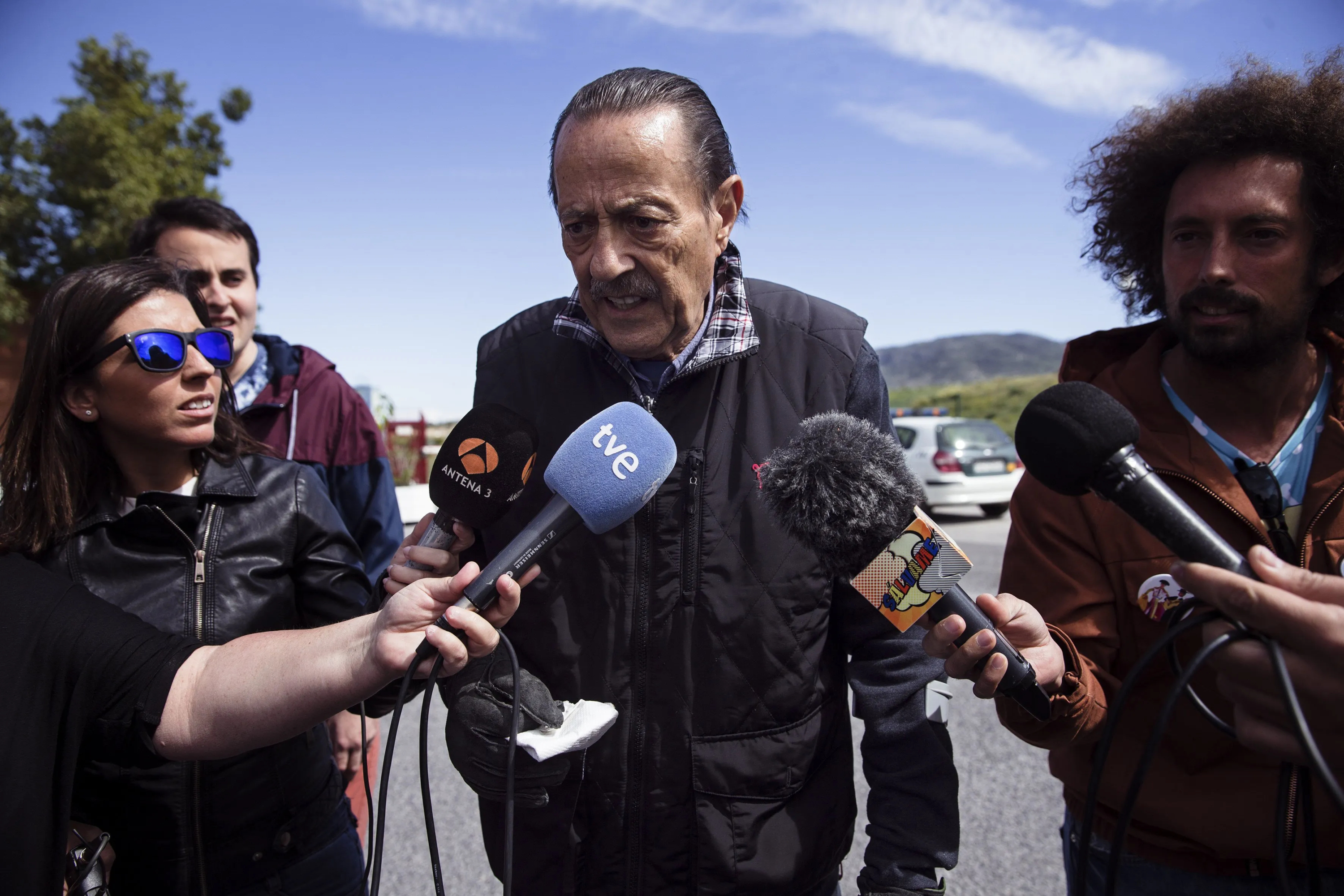 Julián Muñoz, hablando con la prensa.