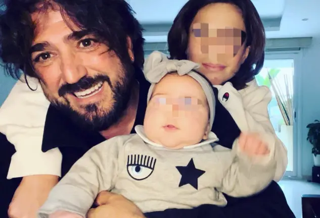 Antonio Orozco junto a sus dos hijos cuando Antonella era bebé